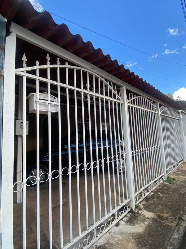 VENDE-SE UMA CASA NA QR 415 SAMAMBAIA POSSUI: 2 Quartos Sala grande 1 Cozinha 1 ...