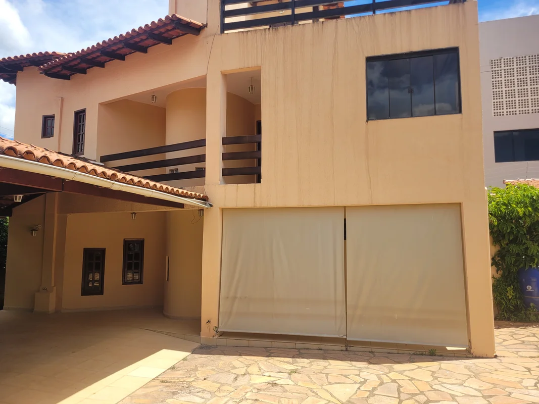 Excelente sobrado com 06 quartos com armários, sendo 03 suítes, sala dois ambien...