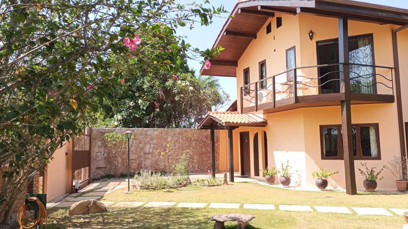 Belíssima casa com arquitetura Antroposófica, mobiliada e equipada.O imóvel se l...