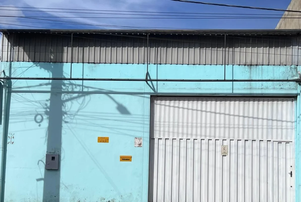 Aluga-se galpão com 200 m2 na Área de Desenvolvimento Econômico do Recanto das E...