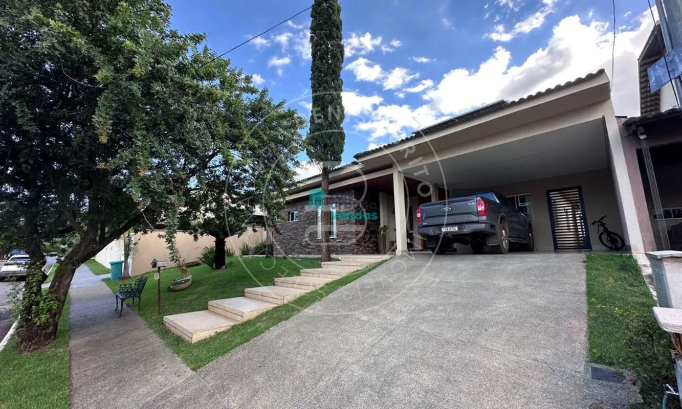 Localizada no Condomínio Portal do Sol I, esta casa térrea mobiliada conta com 4...