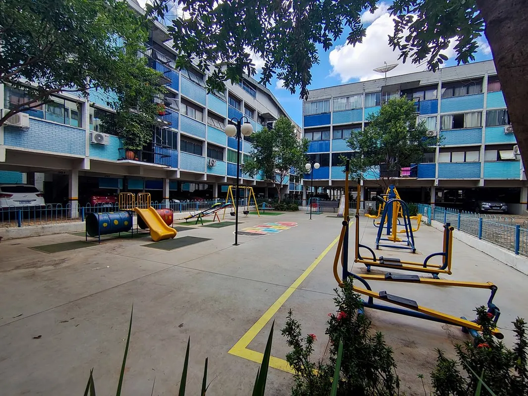 Apartamento de 78m², com 02 quartos, localizado em andar alto, oferecendo boa ve...