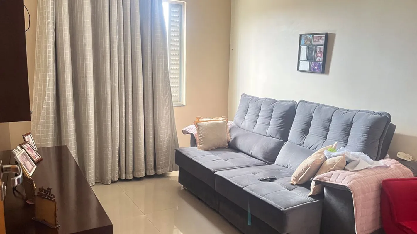 Apartamento de 140m² com 03 quartos, sendo 01 suíte. Piso em tábua corrida, sala...