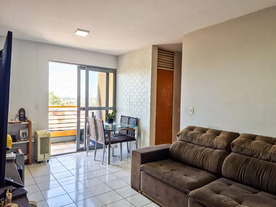 Apartamento de 60m² com 02 quartos, sala ampla, varanda e 02 vagas de garagem. Á...