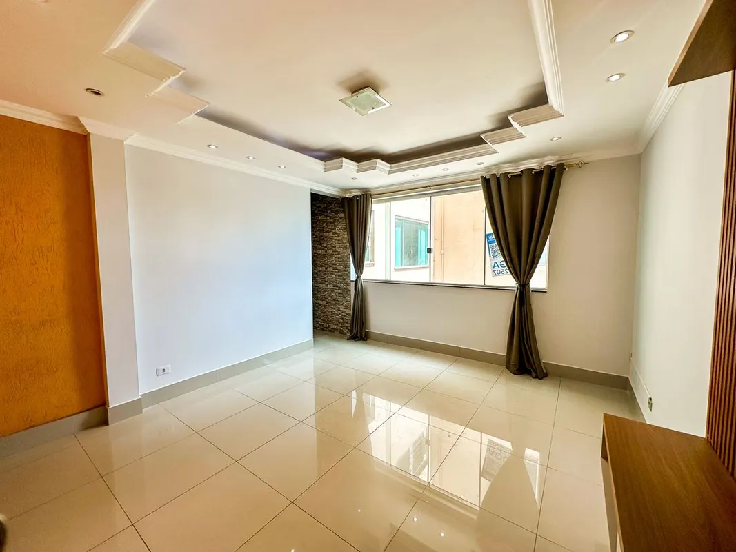 Apartamento de 129 m² com 04 quartos, sendo 01 suíte com armário. Conta com banh...