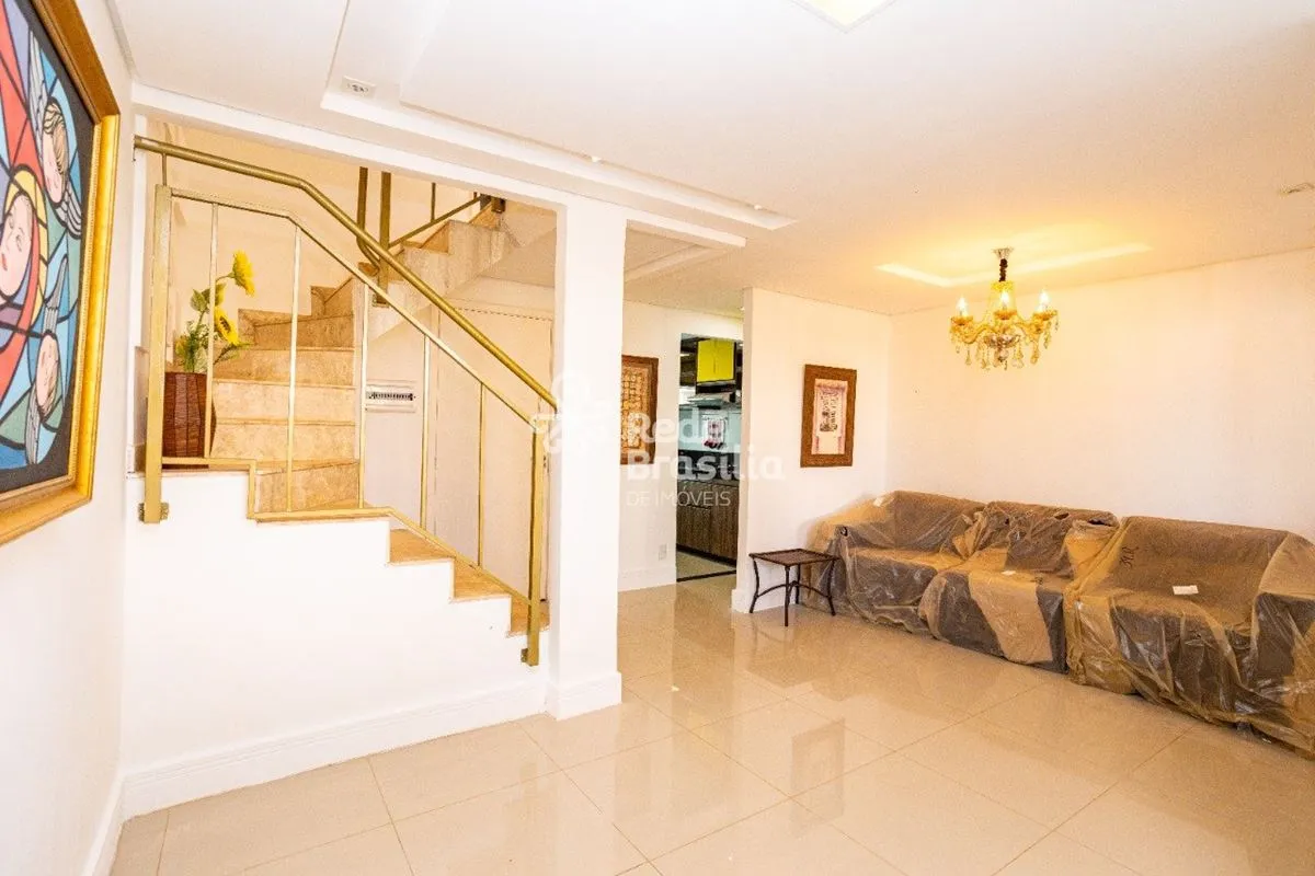 Quadra 08 - Excelente casa reformada com 3 quartos - 1 suíte e 2 vagas de garage...