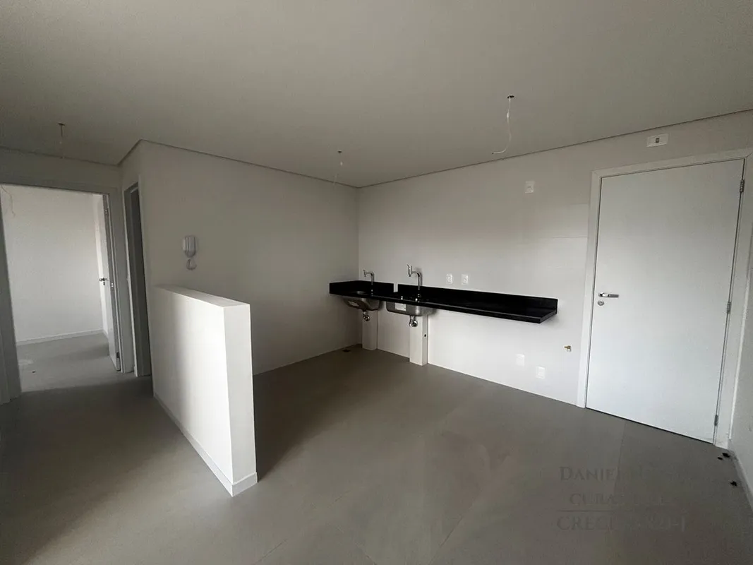 Com uma das maiores metragens entre as unidades de meio, o apartamento 106 ofere...