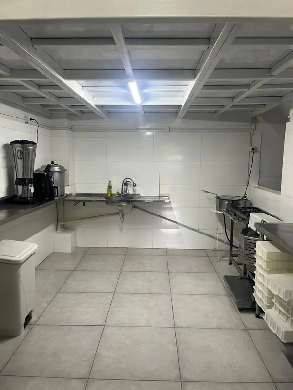 **Aluga-se Cozinha Equipada – SOF Norte | Galpão com Mezanino (70m²)**Excelente ...