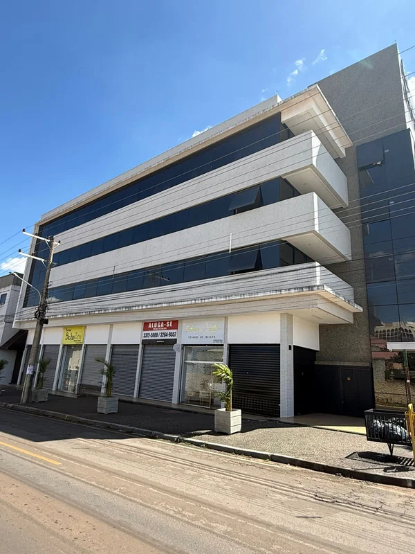 Lojas comerciais com +- 54 m² sendo +- 32 m ² térreo e mezanino com +- 22 m ², c...