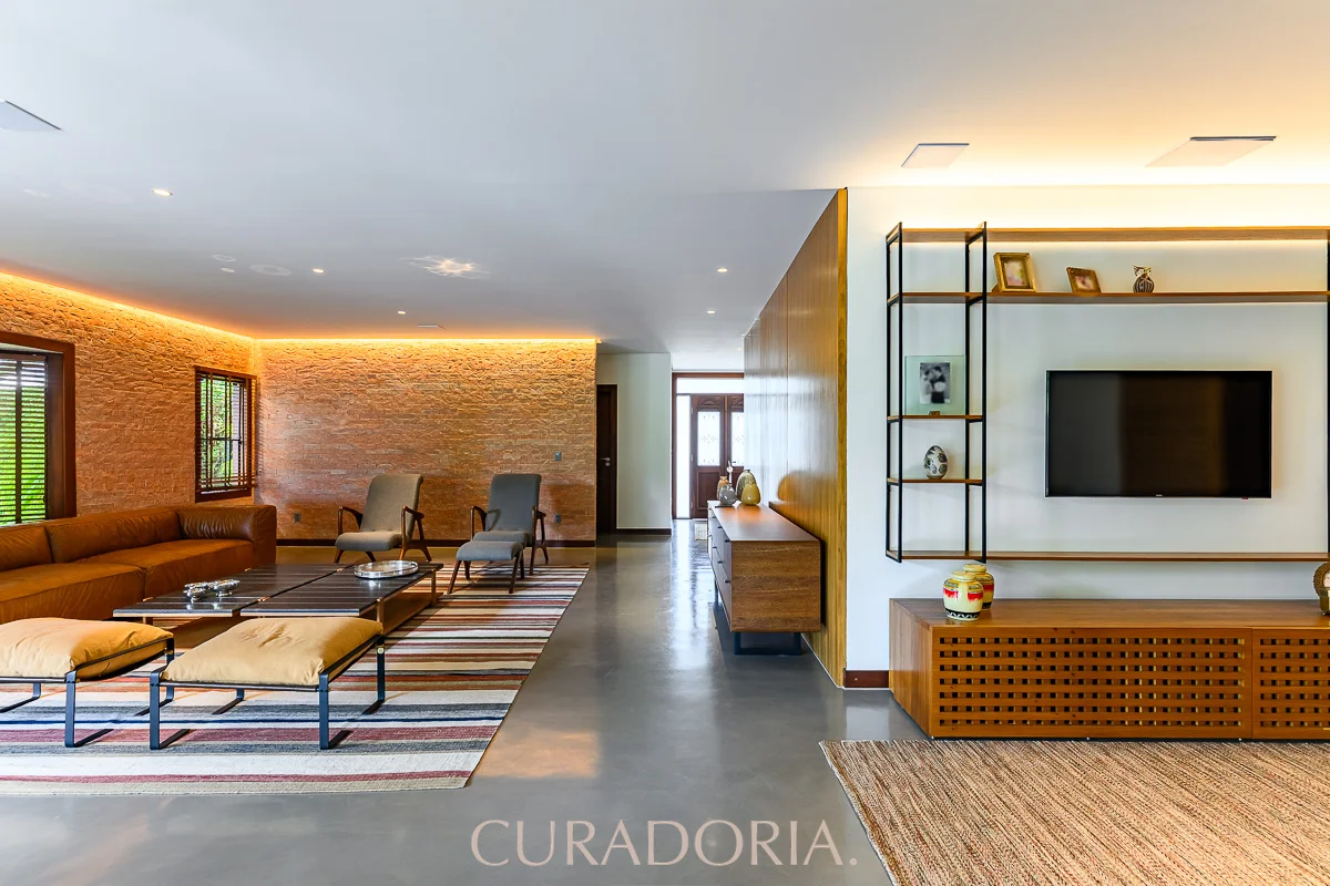 Com 480 m² de área construída e 2500 m² de área total, esta residência térrea é ...