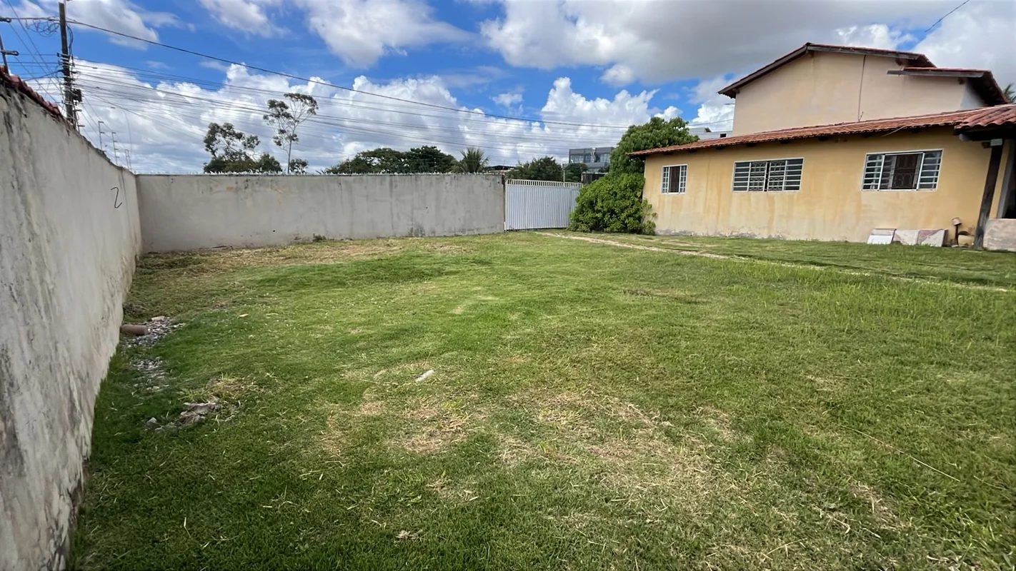 Terreno em Condomínio c/ casa simples. Área Total: 300 m²Localização: Entre Tagu...