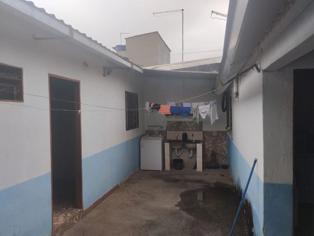 Casa 2 qtis + casa de fundos Excelente localização Perto de comércio escolas Pos...