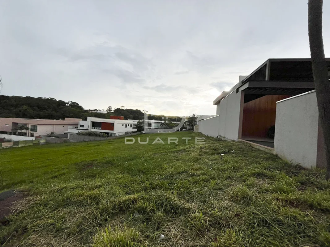 Lote em Condomínio Residencial Anaville, com:* Quadra 28;* 490m².O condomínio di...