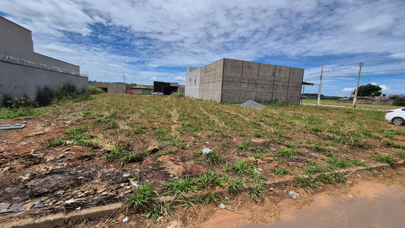 ATENÇÃO: São dois lotes planos, sendo esquina e contra-esquina, em frente ao sta...