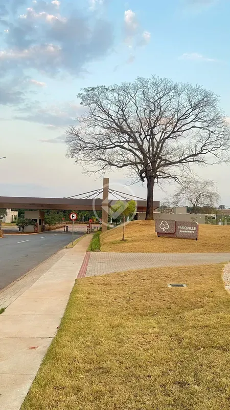 Excelente Lote a Venda no Parqville Quaresmeira com área total de 392,92 m²O Lot...