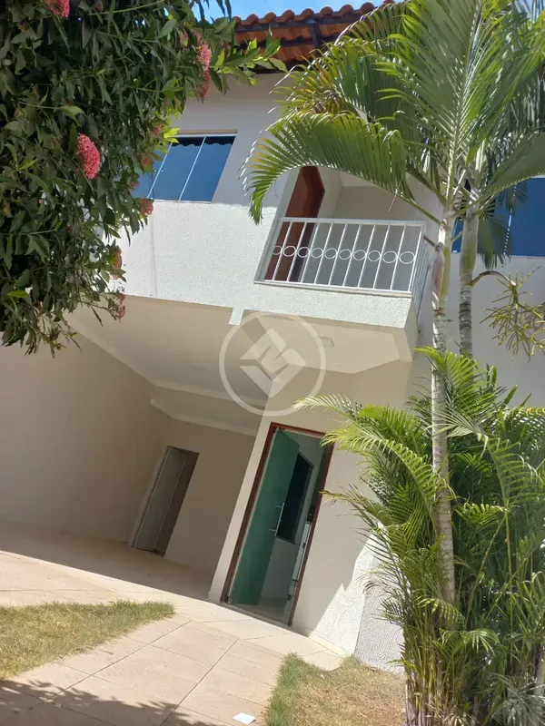 Casa Sobrado Setor Jaó #Casa está localizada em frente a uma praça, com pomar ??...