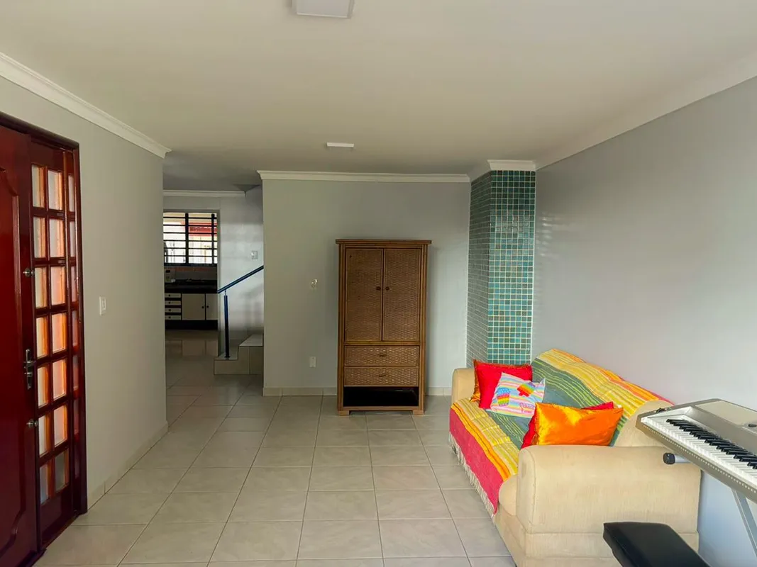 Sobrado recém-reformado com 290m², 04 quartos sendo 01 suíte, sala ampla, cozinh...