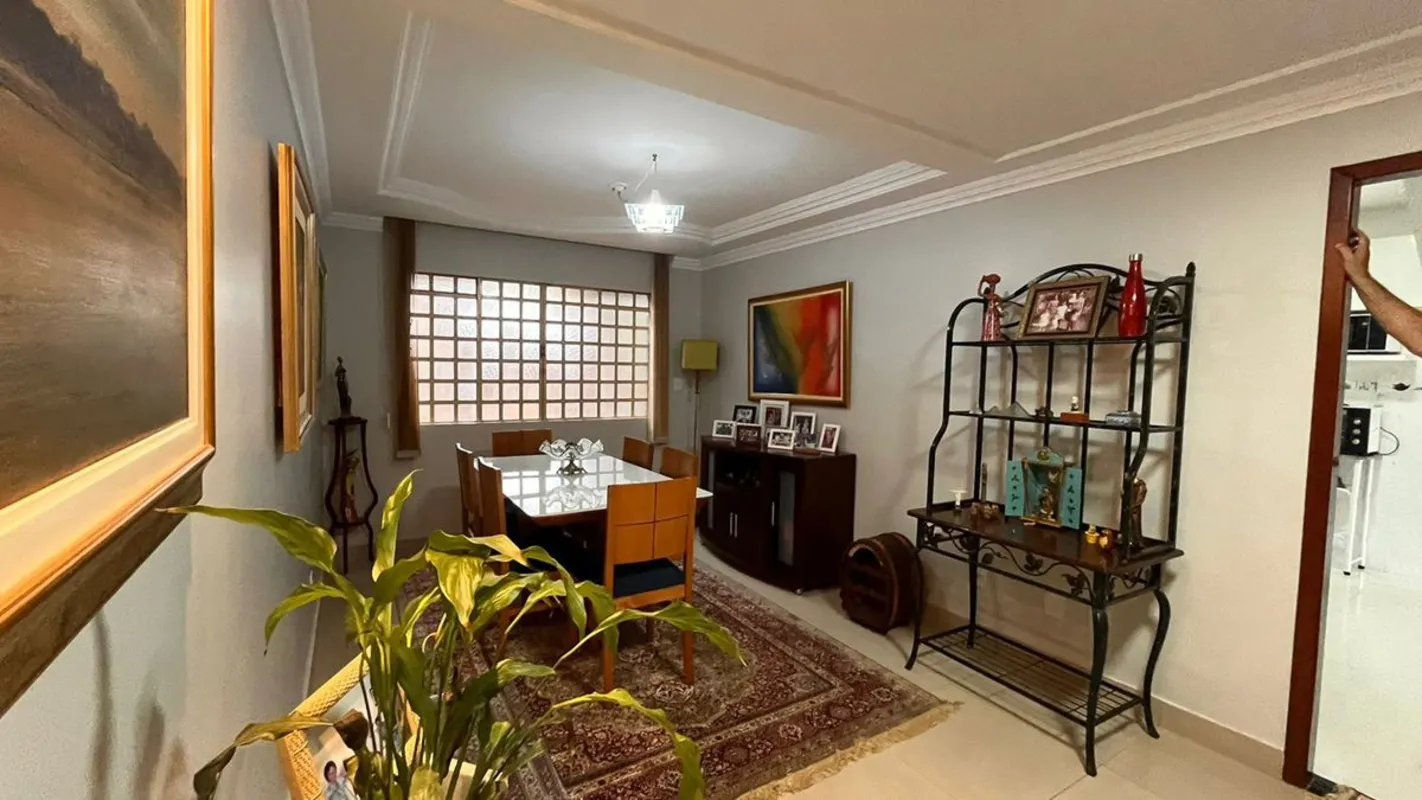 Sobrado de 300m² com 04 quartos, semi mobiliado e pronto para morar. Conta com 0...