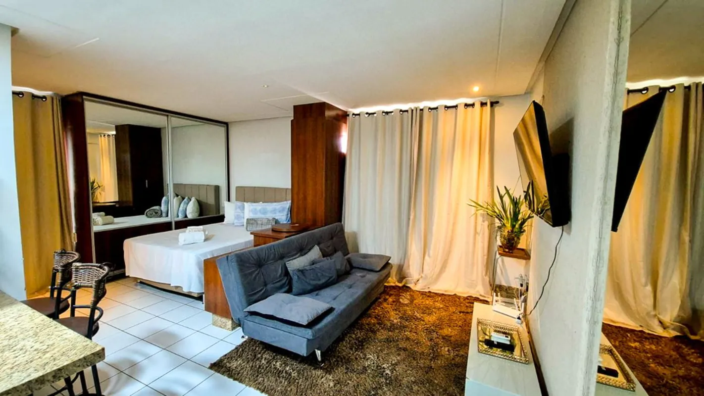 Flat de 33,82 m² com 01 quarto, mobiliado e decorado, com sala, cozinha e quarto...