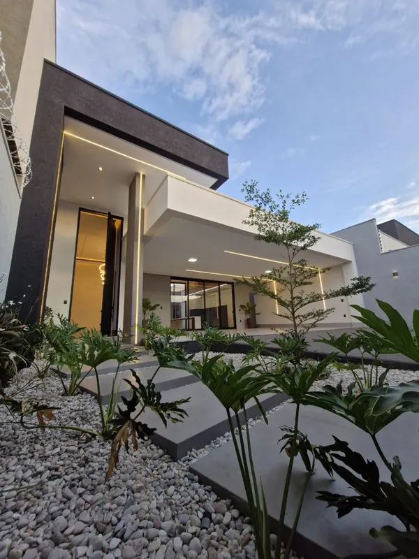 Casa de alto padrão localizada no setor Moinho dos Ventos, Goiânia-Go . Com 3 su...