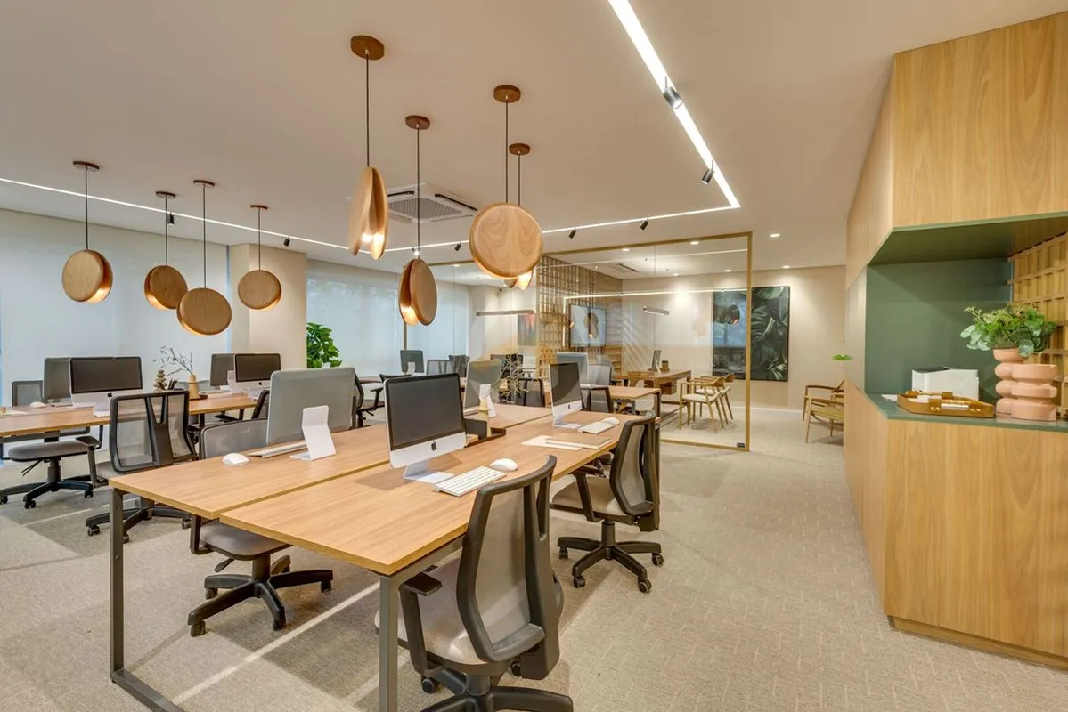 Empreendimento comercial com foco em sustentabilidade. O projeto oferece salas d...