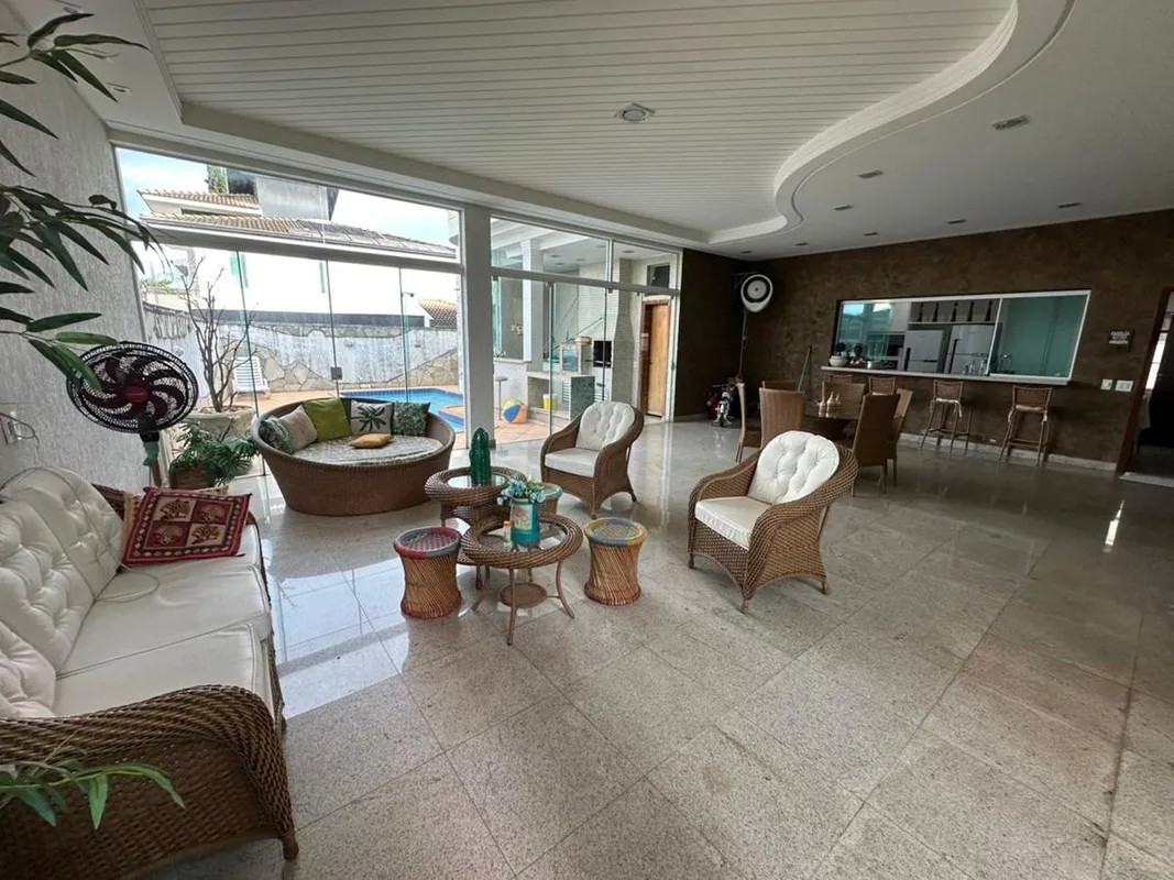 Casa com 5 suítes, piscina aquecida e energia solar à venda no Jardins MônacoExc...