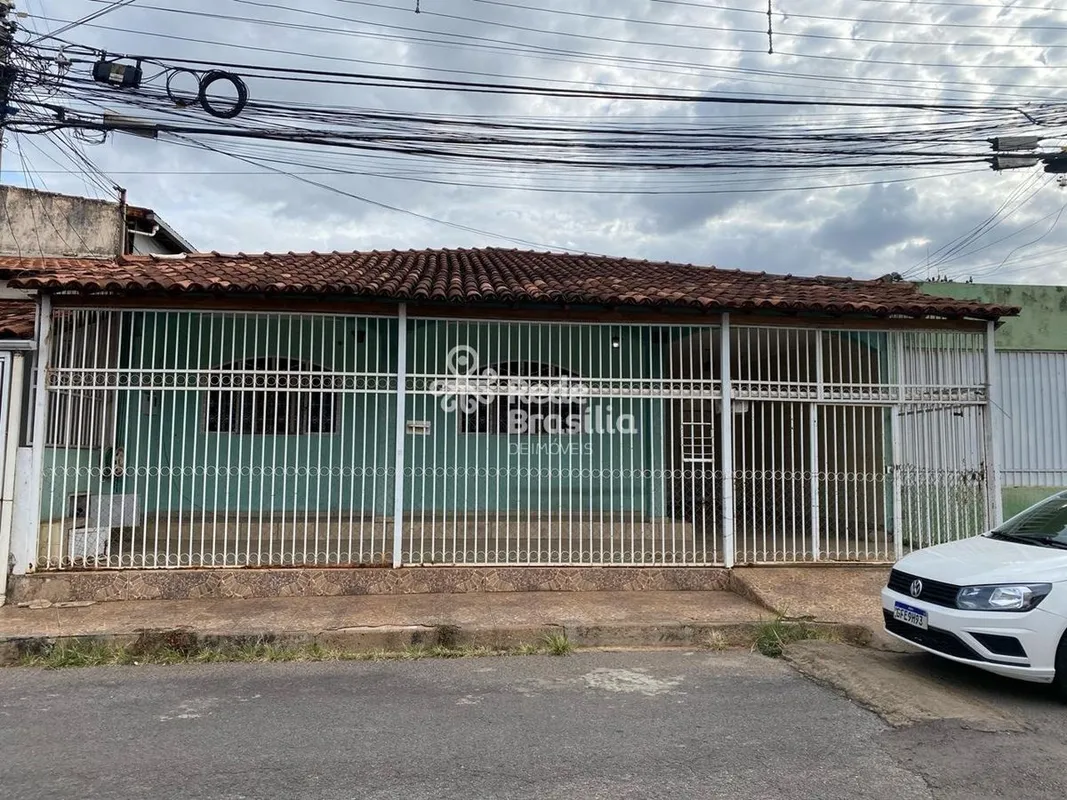 Casa de esquina proximo da Estação do metro do Guara.-Sala -Cozinha ampla-2 Quar...