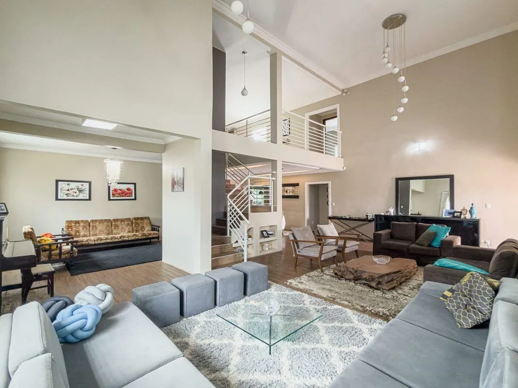 Localizada em um excelente condomínio fechado no Park Way, Quadra 1, esta casa o...