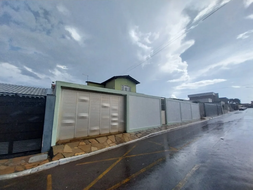 Descubra uma casa confortável e prática para seu dia a dia, localizada na Rua 5 ...