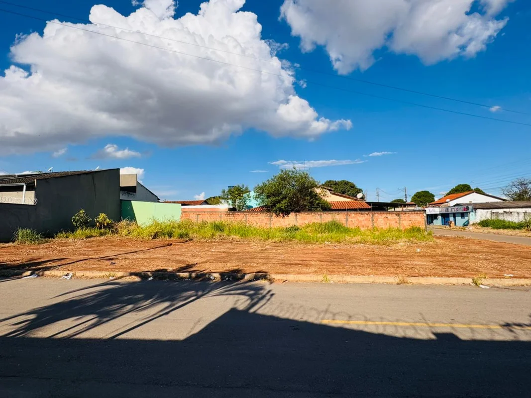 Um lote de terras para construção urbana em uma localização residencial, esquina...
