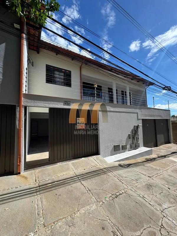 Sobrado com excelente distribuição de espaços, composto por 3 suítes com armário...