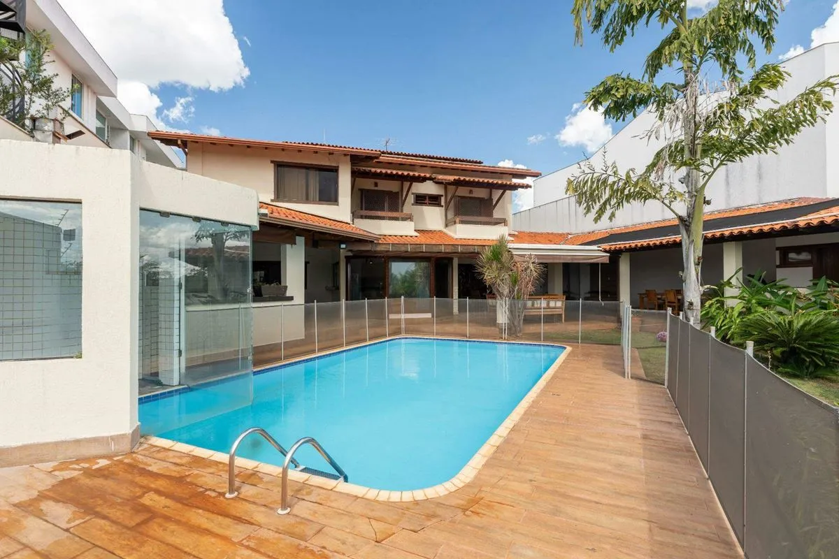 Casa de alto padrão com vista para o Lago, combinando conforto, espaço e seguran...