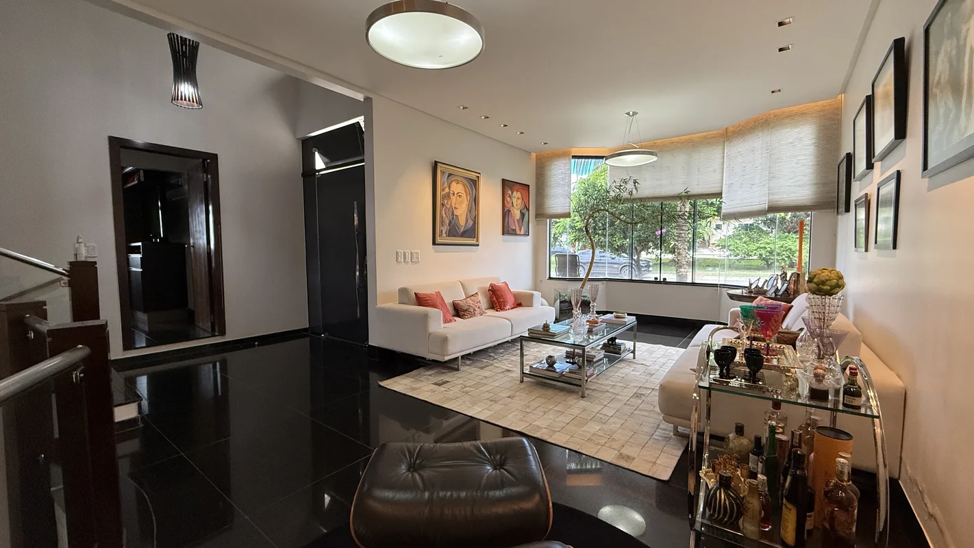 Sobrado com 4 suítes sendo 3 delas master e 1 delas na parte de baixo, sala de e...