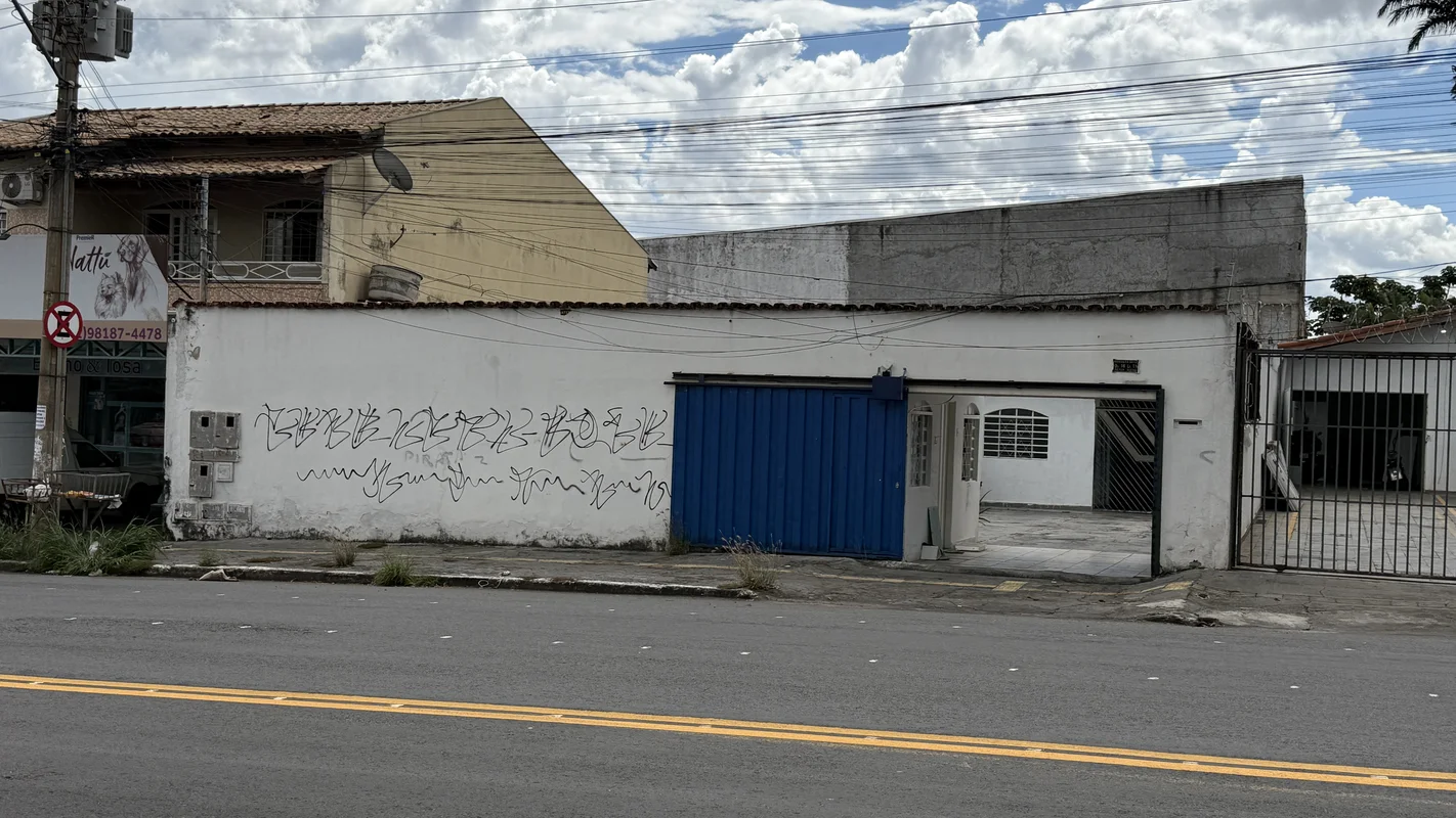 LOTE COMERCIAL COM 490 M² NA AV. T6 NO SETOR BUENO, CONTEM QUITINETES, OTIMA LOC...