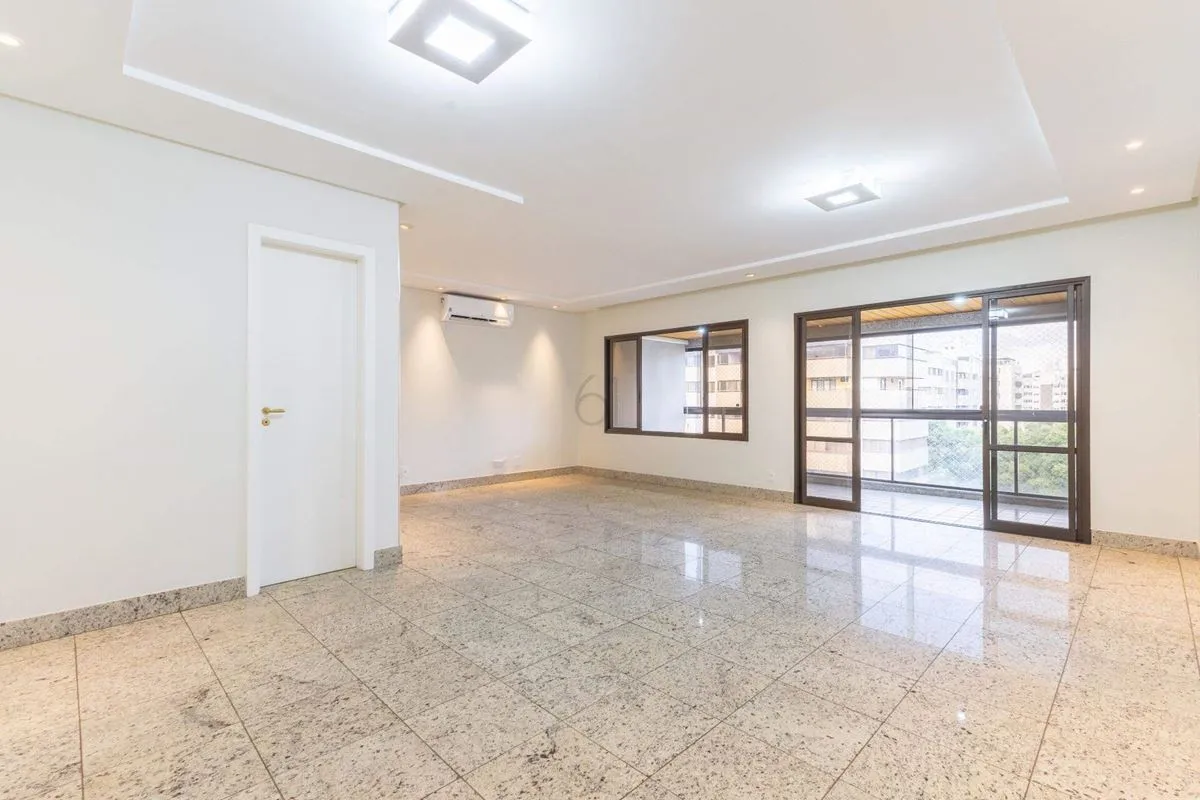 Apartamento amplo à venda na SQN 110 da Asa Norte, em uma das quadras mais valor...