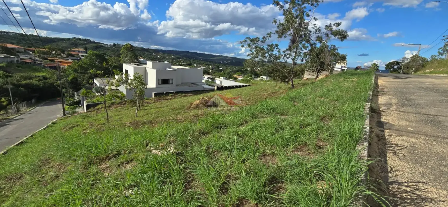 Excelente Lote de Esquina com 1.000m² | Condomínio Ouro Vermelho IIUm dos condom...
