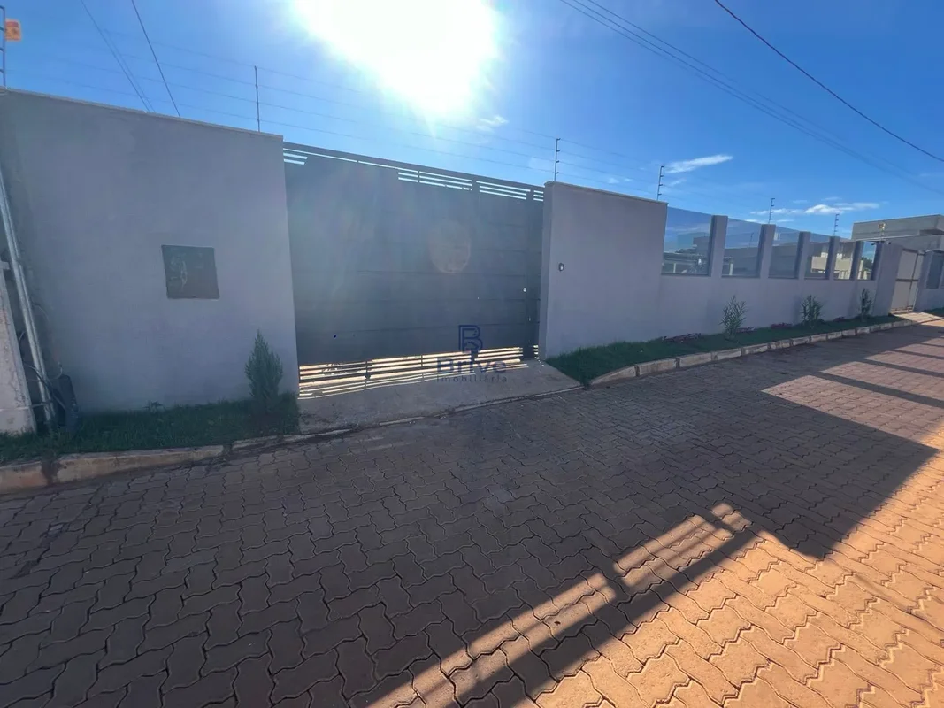 Casa com projeto moderno e ambientes bem distribuídos, ideal para quem busca con...