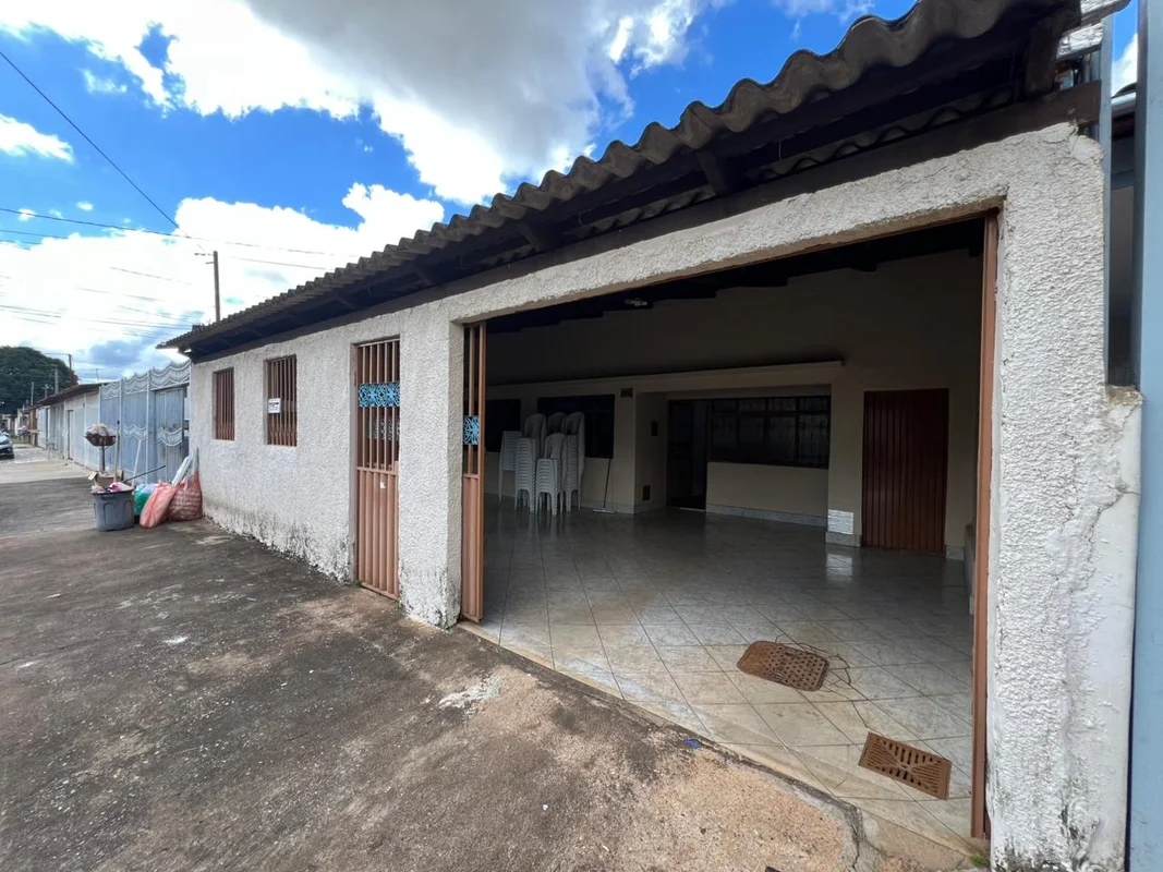 Casa à venda na QNM 26 Conjunto DCasa da frente conta com 3 quartos, sala de est...