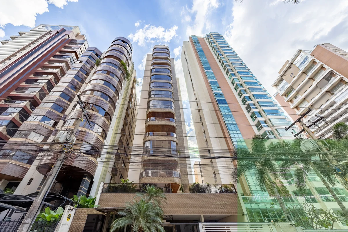 Aconchegante apartamento com 238 Mts², contendo 4 quartos, sendo 2 suítes, compl...