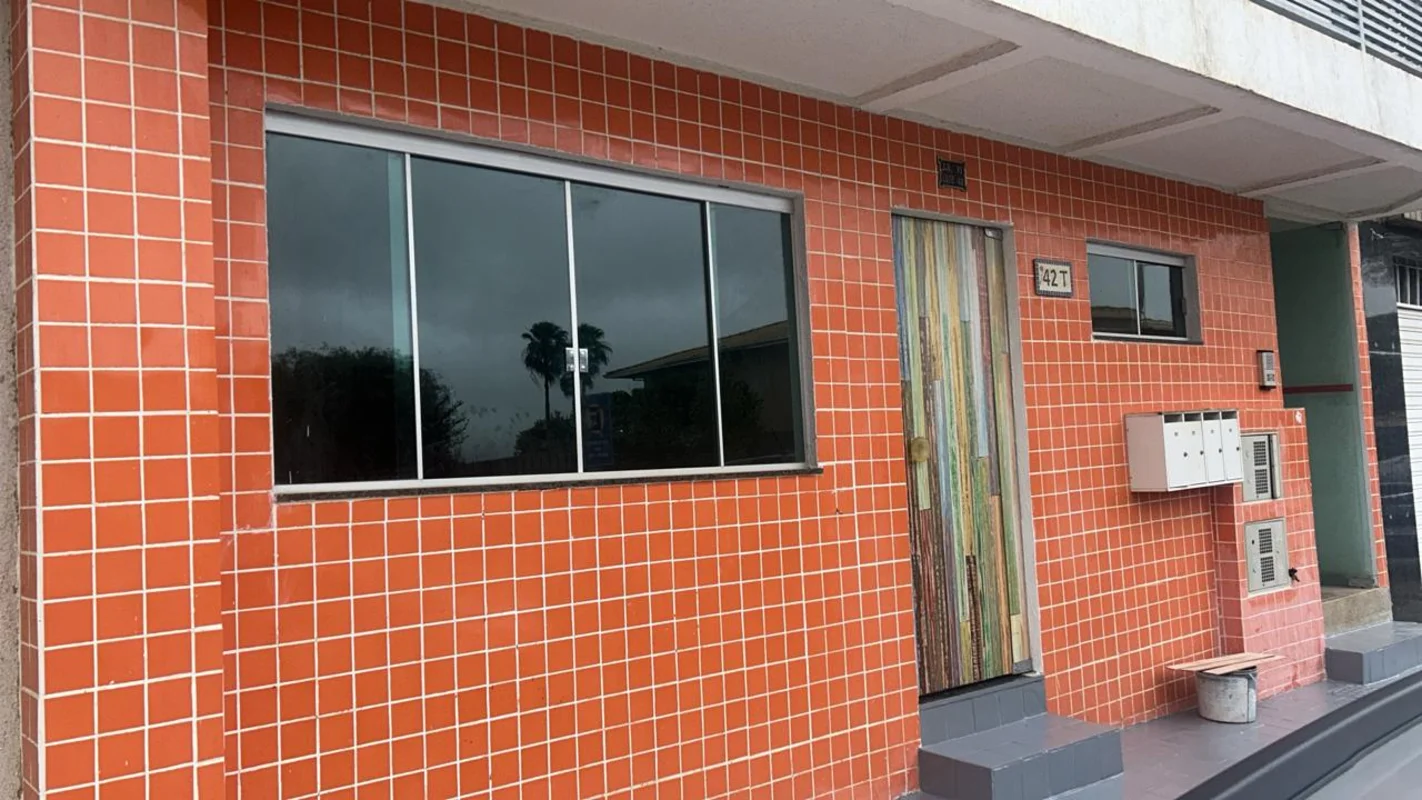 Claudio Sinimbu aluga excelente apartamento de 2 quartos sendo 1 suite, terreo, ...