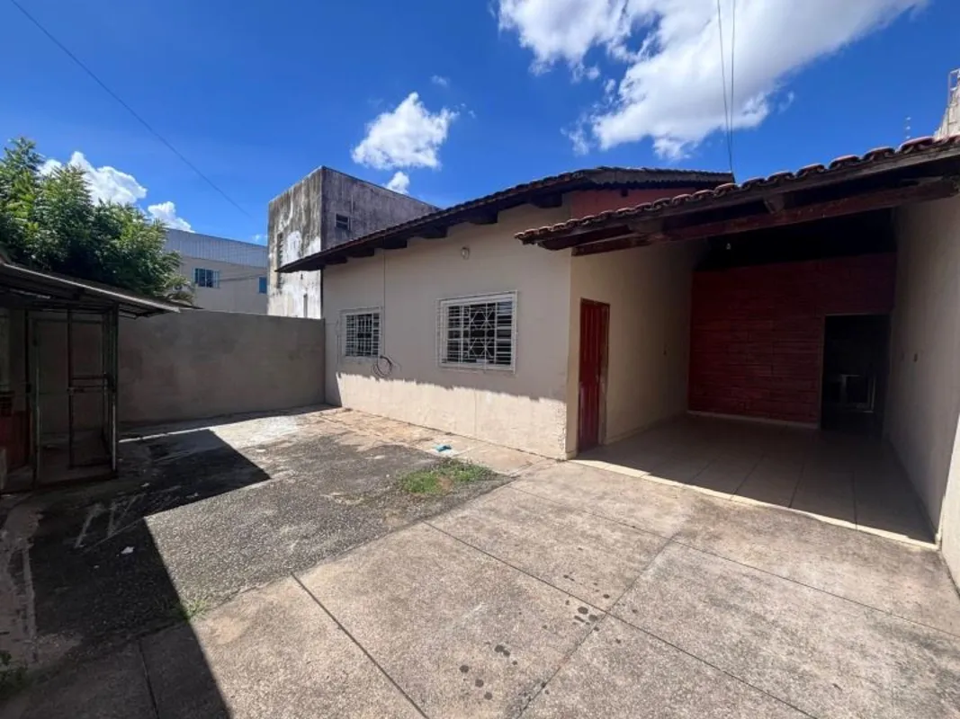 HENRIQUE: 9 8 1 9 8-4 2 4 0 (whatsapp) Casa na Rua Epiacauba, no fundo da floric...