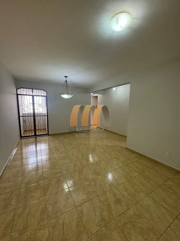 3 quartos, sendo 1 suíte com armários, sala com sacada, banheiro social, cozinha...