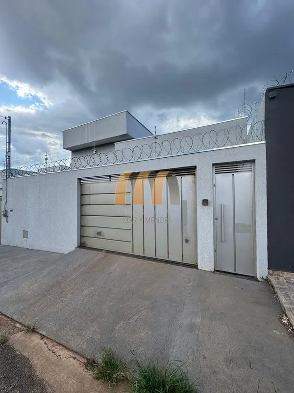 03 quartos, sendo 1 suíte, sala, cozinha, banheiro social e área de serviço. Áre...