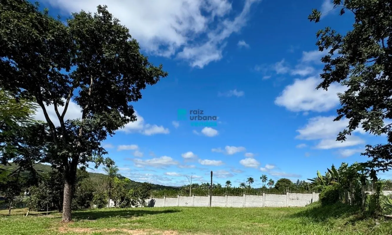 Localizado no Condomínio de Chácaras CountryVille, em Hidrolândia, este terreno ...