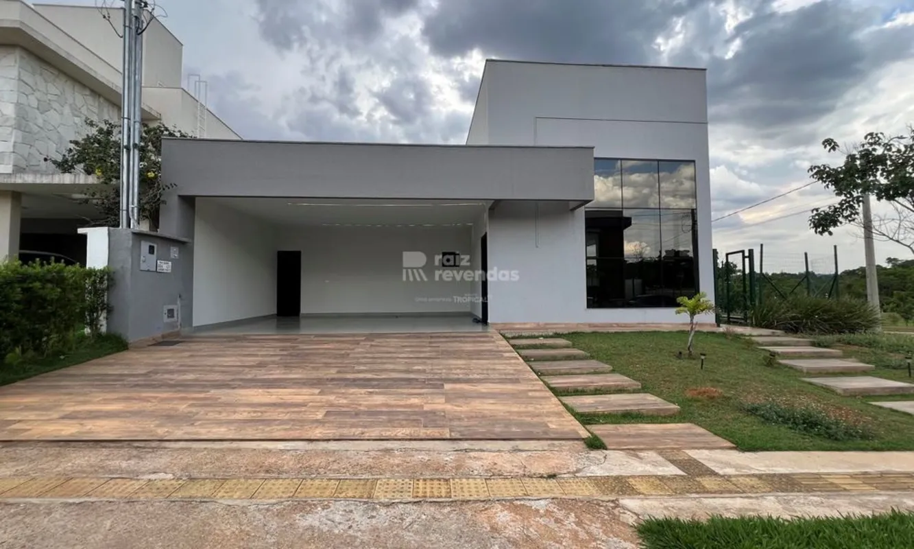 Casa térrea pronta, localizada em esquina e próxima ao lago, no Jardins Porto.Um...