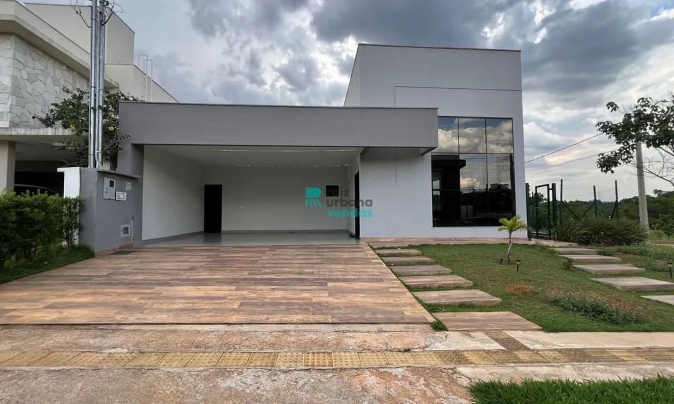 Casa térrea pronta, localizada em esquina e próxima ao lago, no Jardins Porto.Um...