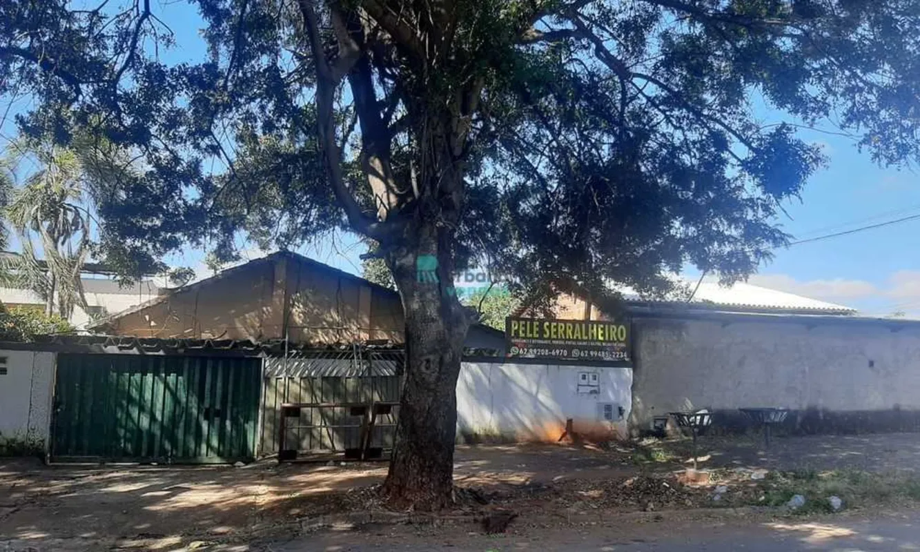 Lote com uma Construção antiga, no momento está locado. Sendo o lote com 420,96 ...