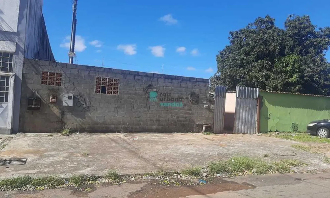 Lote com área  de 413,64 m2 ,sendo 13,36 m de frente,14,23 m de fundo e laterais...