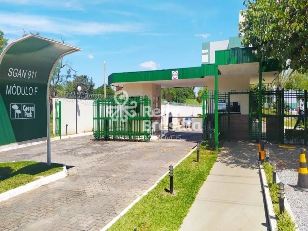 Sala com armários planejados; cozinha equipada com armários, fogão e frigobar in...