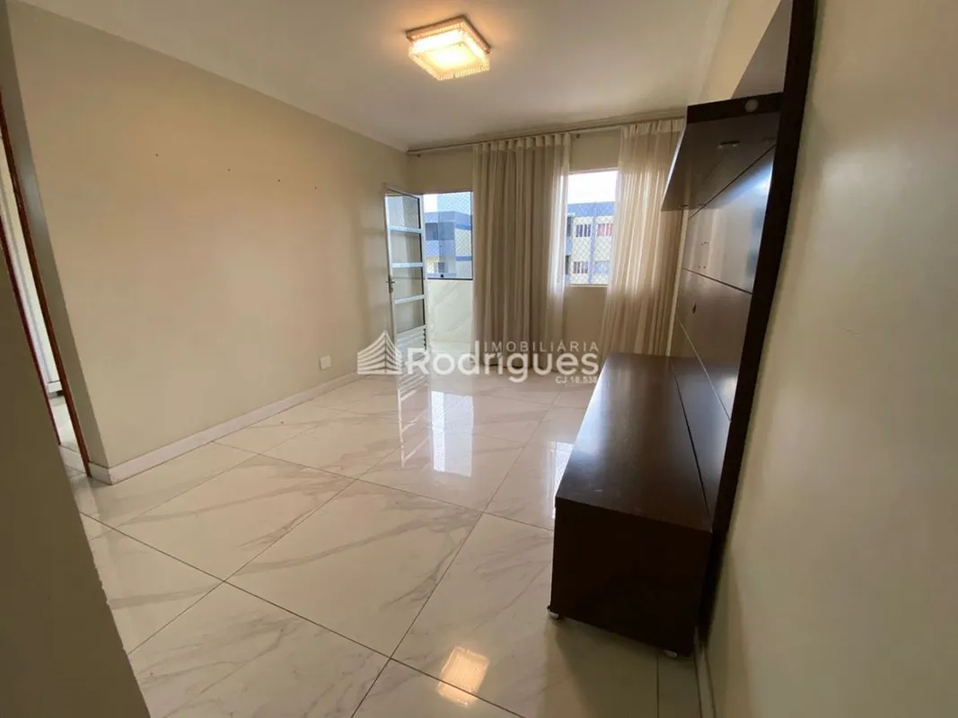Rodrigues Imobiliária vende apartamento na QR 412 em Samambaia.DO IMÓVEL:- Aprox...
